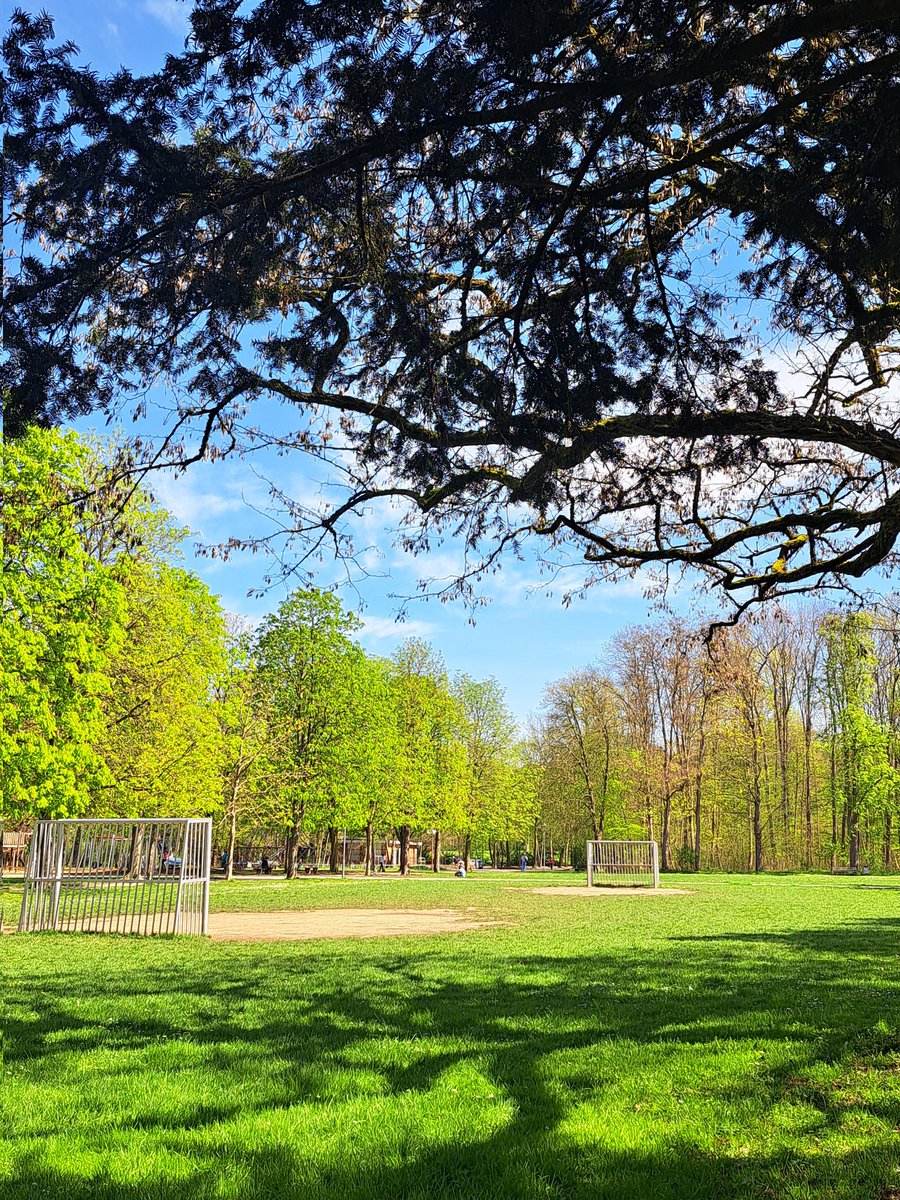 Çocukluğum geçti şu parkta... ah, ne top oynardık... ancak hava kararmaya yakın üstümüz başımız toz içinde dönerdim eve... güzel günlerdi...