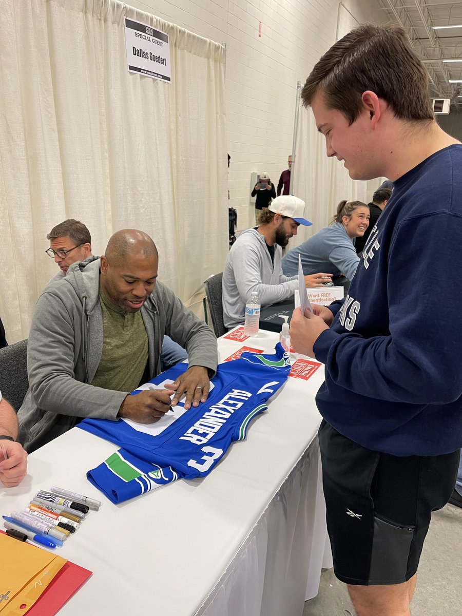 jdphilippart's tweet photo. @shaunalexander Great meeting you today. My son @J_Philippart has been a fan since he was five years old. Now a lifelong @Seahawks fan! https://t.co/LGYTdHQUM0