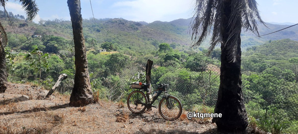 Hacemos varias paradas para descansar de la subida y contemplar el paisaje, via a #Bejuma #Carabobo #Venezuela #AventurasenBicicleta #biciturismo