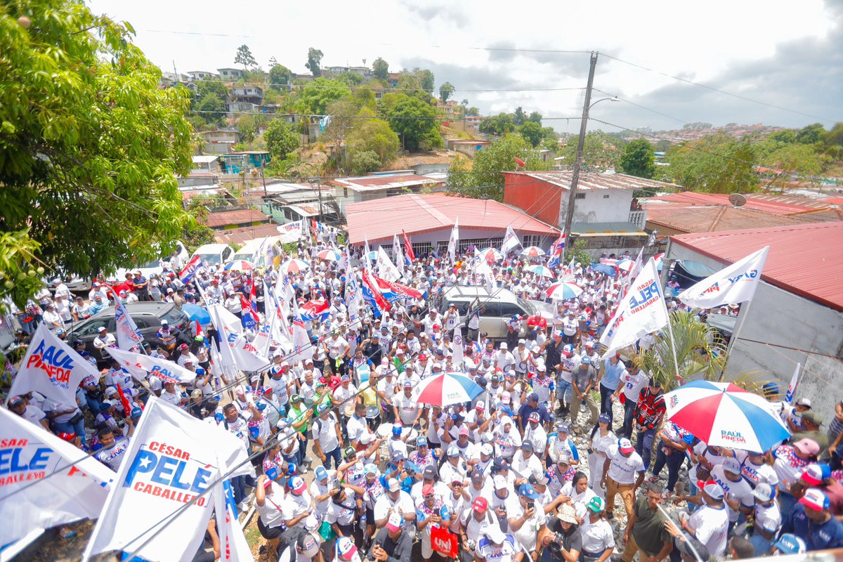 raulpinedav's tweet photo. ¡Lo mejor de los recorridos por el barrio es sentir el cariño de la gente!
#SoyComoTu #YoSoyPRD #VamosConTodo #FuerzaPRD https://t.co/V3NotY3e21