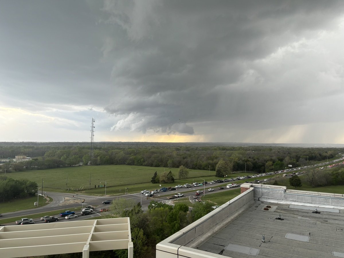 5:48 update: Here is a look at the cell moving into Norman from the O-deck at the NWC. Definitely some rotation but it seems to be outflow dominant but definitely be aware. #okwx