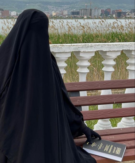 SarahMusli76879's tweet photo. إنه وقت سعيد خلال شهر رمضان. ابق قريبا من الله وتعلم تصور القرآن☪️
#niqab #niqabi #Quran #fullyveiled https://t.co/Tr1BGCGUpC