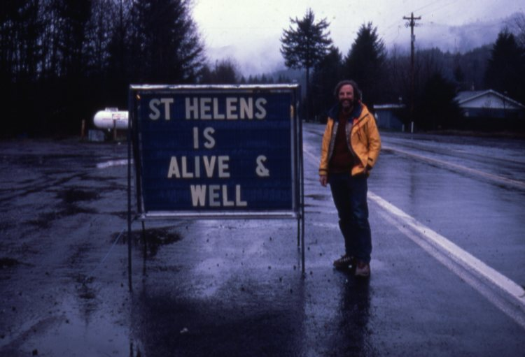#MountStHelens | April 6, 1980

That's right, roadside sign in Cougar (that's
@USGS scientist Pete Lipman in the picture).  

Today, St. Helens is covered by clouds, and snow and muddy 'ash rain' are falling in some areas around the volcano.