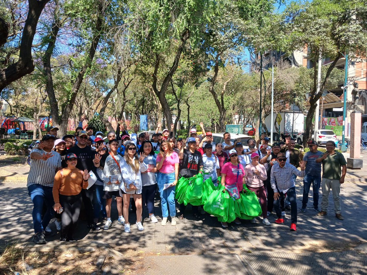 LetyVarela's tweet photo. 👏 Vecin@s activ@s y comprometidos con la HONESTIDAD en la #DelValle #Napoles #Alamos #LetranValle
🙏 Vienen cosas muy buenas para #BenitoJuarez
🔊 Pasa la voz y con tus familiares y armamos una reunión 556099-4500 📲 https://t.co/wyMTuKyqXX