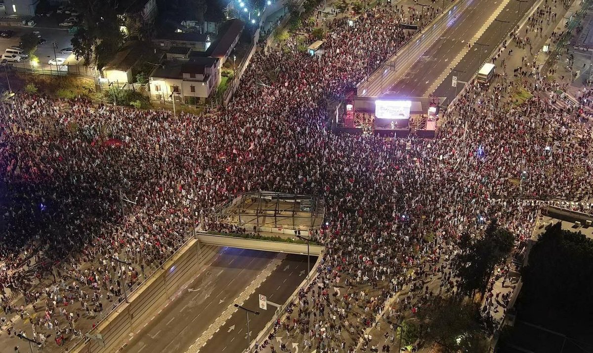 GlobeEyeNews's tweet photo. BREAKING:

Thousands of Israelis gathered in the capital Tel Aviv calling for the resignation of Israeli Prime Minister Netanyahu. https://t.co/NXwhQAIei4