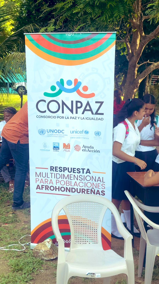 Día Internacional del #Deporte para el #Desarrollo y la #Paz con jóvenes jugadoras y jugadores en #SamboCreek y #Corozal para recalcar que la paz y la cohesión social se construyen en equipo, con igualdad y respeto. Rompiendo discriminación y racismo @UNPeacebuilding #COMPAZ