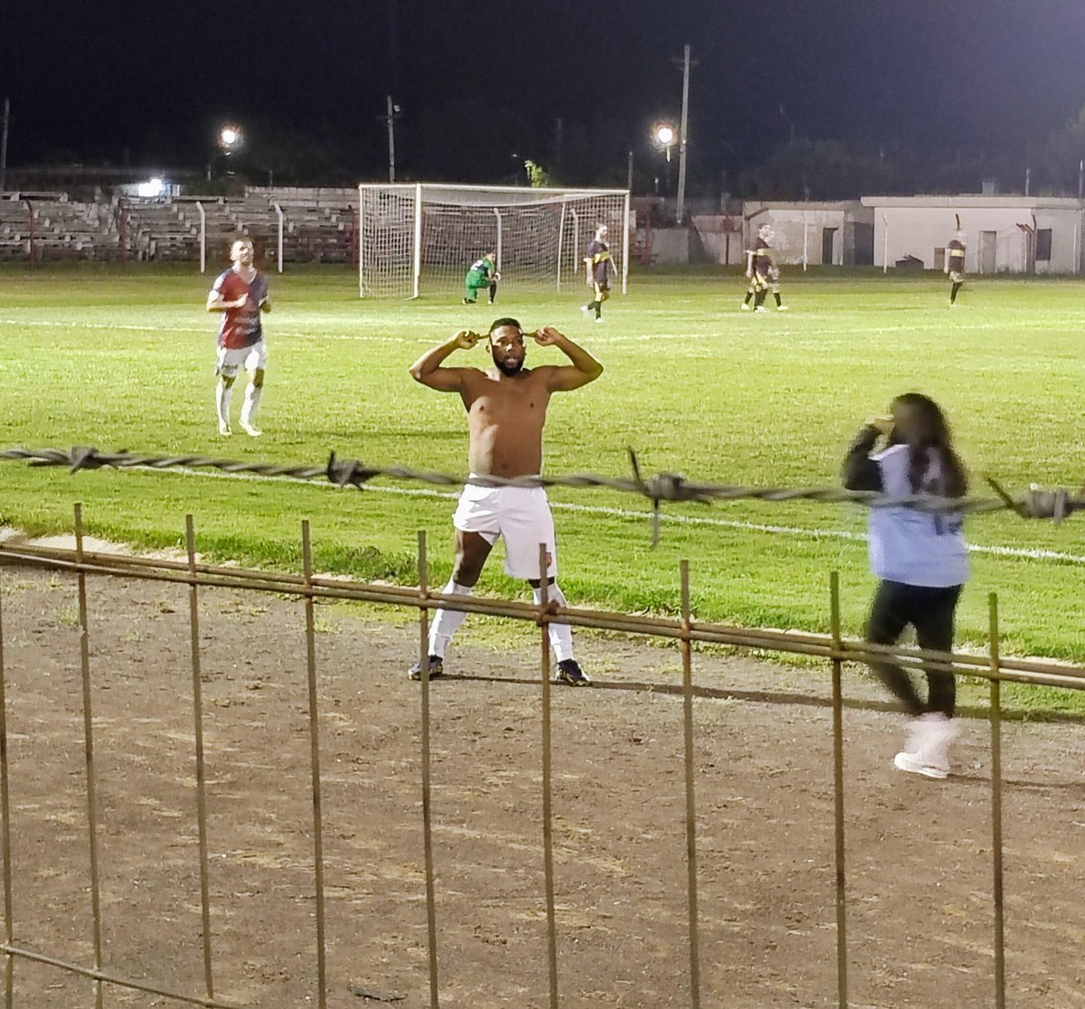 Rafael Zacarías pone el el 5-3 definitivo de la serie en el Goyenola.
Fin del cotejo, <a href="/EstudiantesTbo/">Club Atlético Estudiantes Tacuarembó</a> jugará la COPA DE OFI A, mientras que Estudiantes de San Gregorio jugará la COPA B.