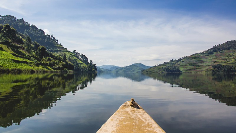 Stunning Lake Bunyoni in Uganda. Now that looks like the slow vacation you need to start planning. #UgandaTravel #ExploreUganda #NatureLovers #LakeLife #Uganda #Lakebunyoni