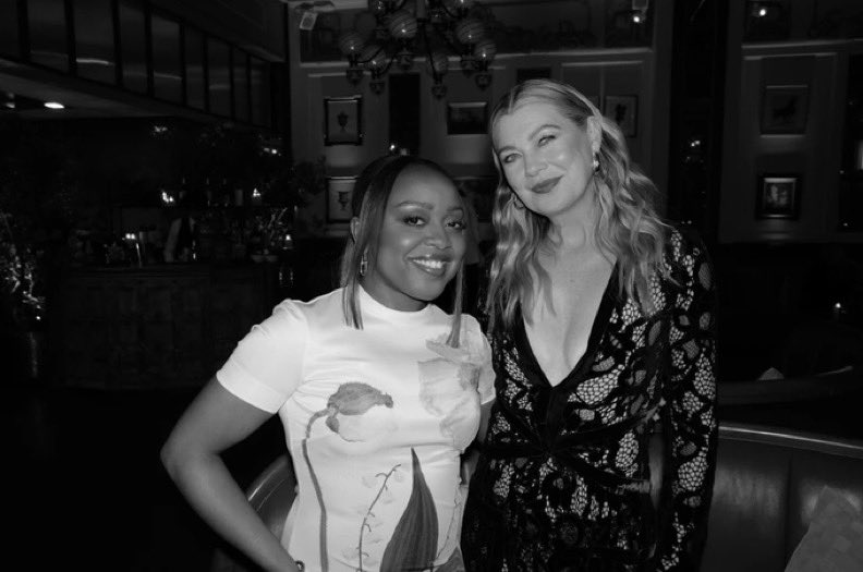 Ellen Pompeo ao lado de Quinta Brunson, no evento de lançamento do Hulu no Disney+. 🖤