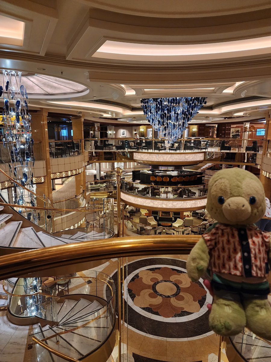 Got myself a beverage and headed down to do more exploring! I visited the Discovery @PrincessCruises Live stage where I've been going nightly to cheer on the humans singing karaoke, visted the @ParkWestGallery and looked out over the piazza! #OlusAdventures