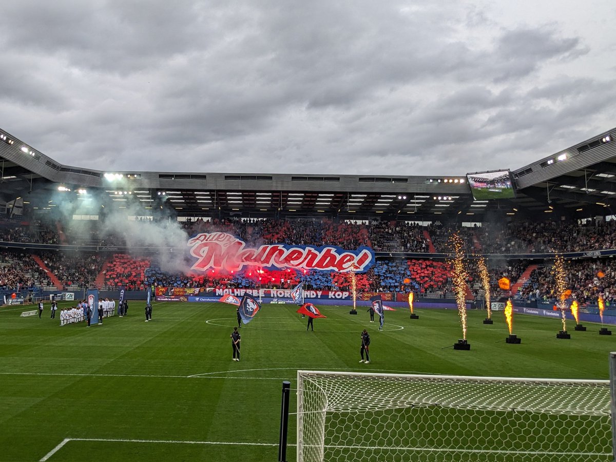 Le magnifique tifo du MNK contre Bordeaux 🤩🔴🔵💥

#SMCFCGB #teamsmc #smcaen