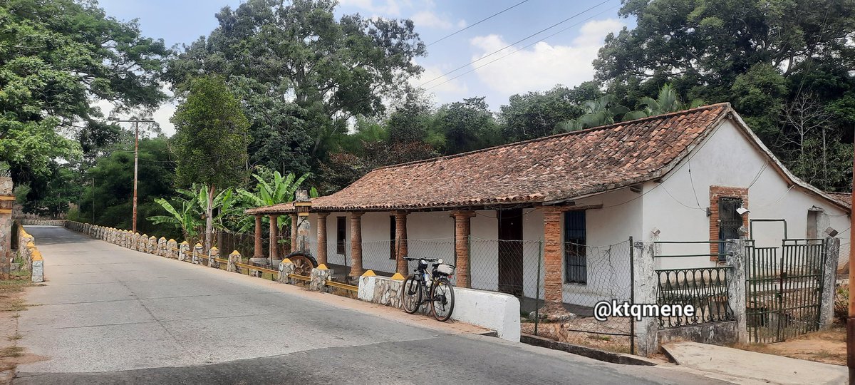 Casona del Dr. Ecarri, quien habito y ejercio alli en epocas del Gral. Gomez y el Puente tomo por uso su nombre tambien #Bejuma #Carabobo #Venezuela #AventurasenBicicleta #biciturismo