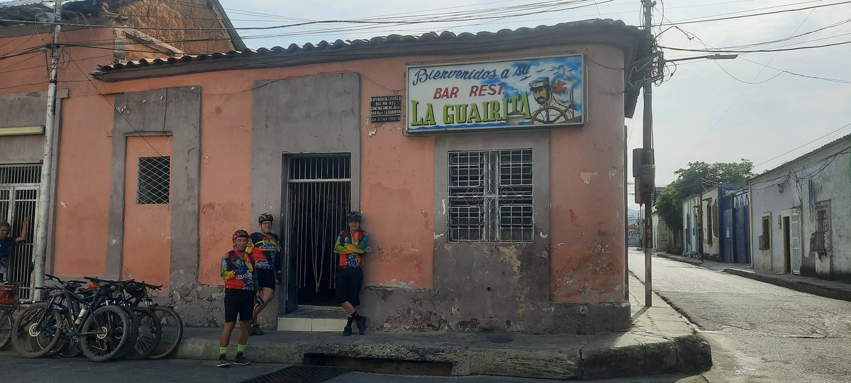 Al llegar a #Valencia fuimos al @barlaguairita el mas antiguo de la ciudad por una merecida hidratación #Valencia #Carabobo #Venezuela #AventurasenBicicleta #biciturismo