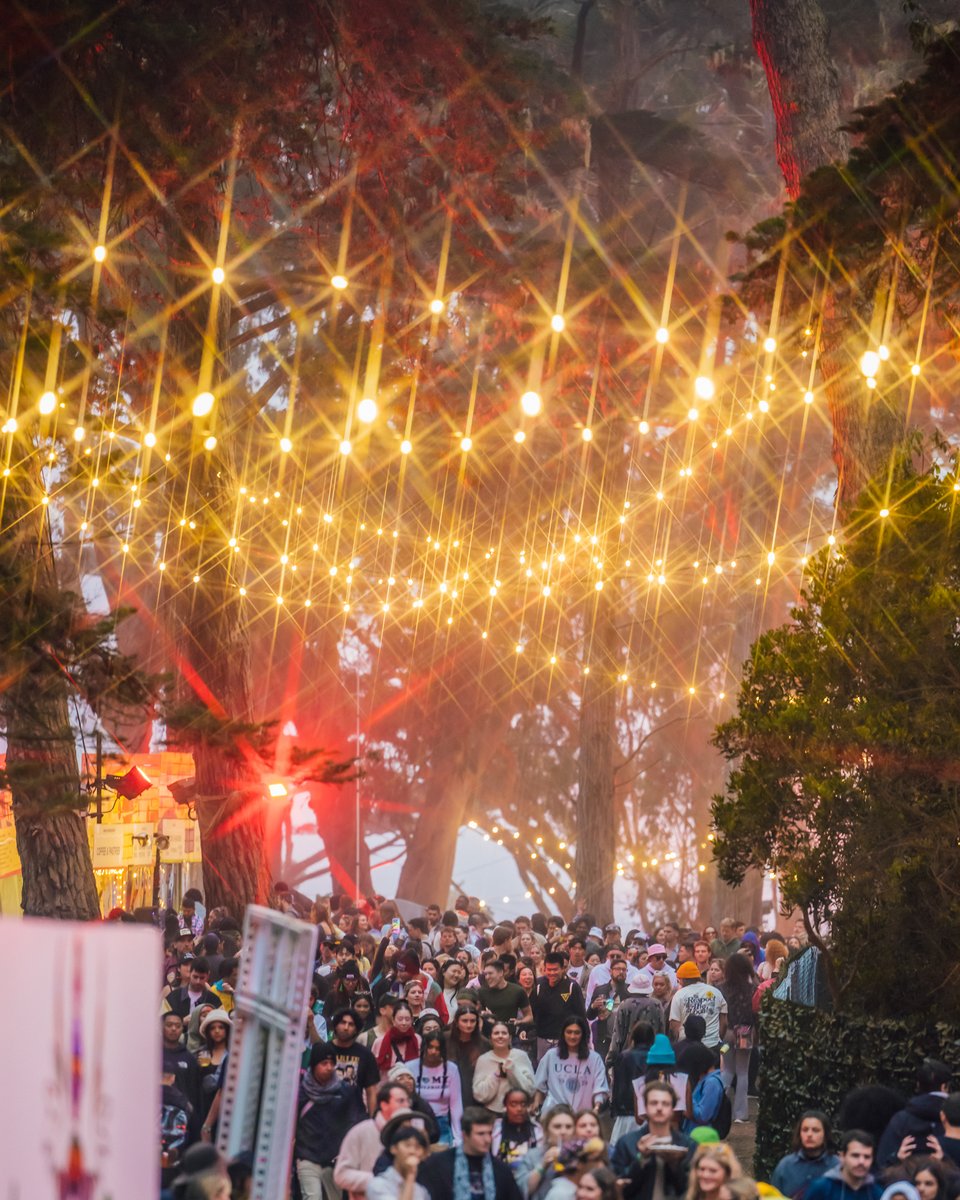 taking in the sights and sounds of outside lands 📸: @_marsphoto, @alivecoverage