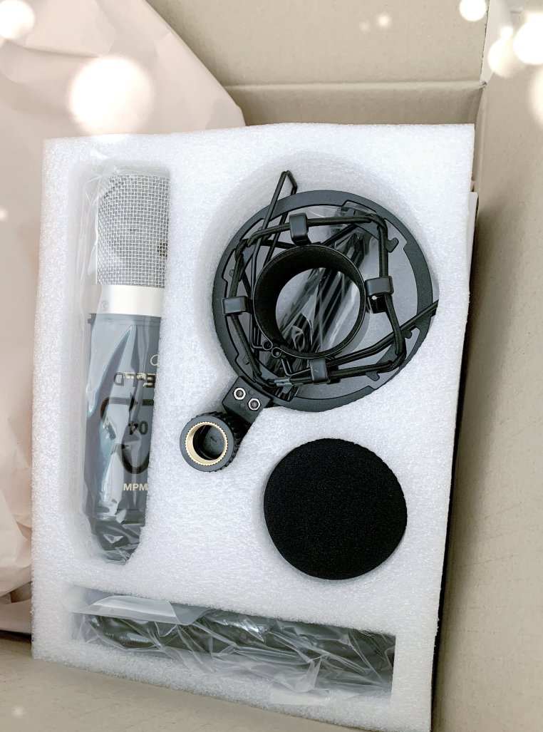 おはようございます🌸
コンデンサーマイク買ってみました
（初心者だからお安いやつ☺️🙌）
衝撃や湿気にとても弱い繊細なマイクのようです

声と一緒に家電などのノイズも拾いやすいみたい💦

私に扱えるかはまだ不明😅

時間を見つけて遊んでみようと思います✨
同時にモデリングも進めています🥰👍