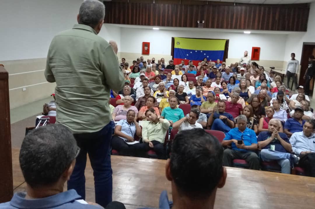 AlfredoARamos's tweet photo. #6Abril Asamblea de Dirigentes del Estado Lara apoyando a @MariaCorinaYA líder del proceso de liberación del país y respaldando a @yorisvillasana candidata de MCM y de la unidad. Todos los dirigentes rechazan que el régimen fascista de maduro escoja el candidato de la oposición https://t.co/8zZMl4aOqe