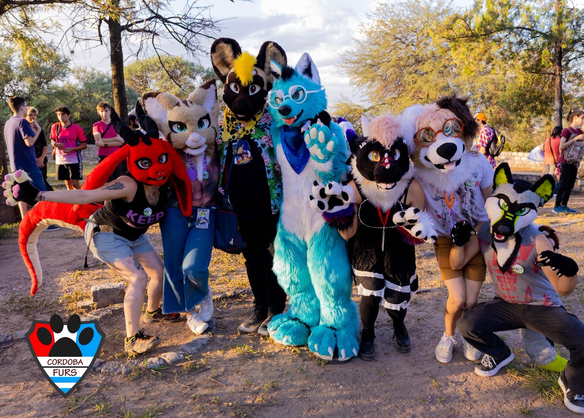 FeLiZzZzz #FursuitFriday !!!!!!!!!!!!!!! En la fotito la manada: @AmarulWildDog @StarflyTheWolf @panchitoyfreya @dackerth and @Jenna_TheDragon PH: @MagerMajestry :3