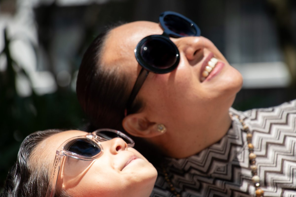 Recomendaciones para observar el #EclipseSolar ⚪️Para observarlo deberán protegerse con lentes de filtro de rayos ultravioleta categoría UV 400. Más detalles: goo.su/9PHwEH