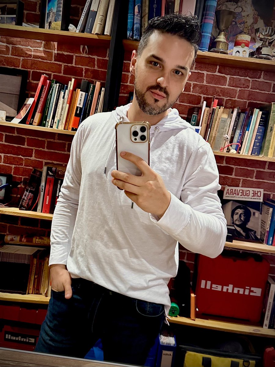 elfalsoimpostor's tweet photo. Un papá con barba 🧔🏻‍♂️ https://t.co/GIpK6MC4si