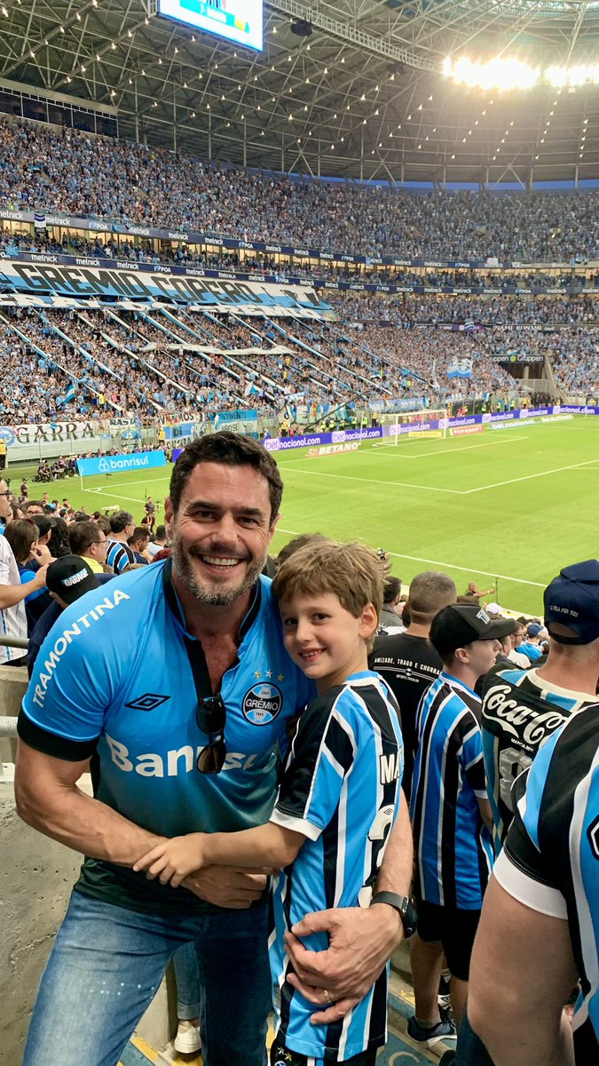 Meu filho hoje perguntou por que só o Grêmio levanta a taça do Gauchão. Aí me lembrei que ele fará sete anos e não viu nada diferente… 😀🇪🇪🏆