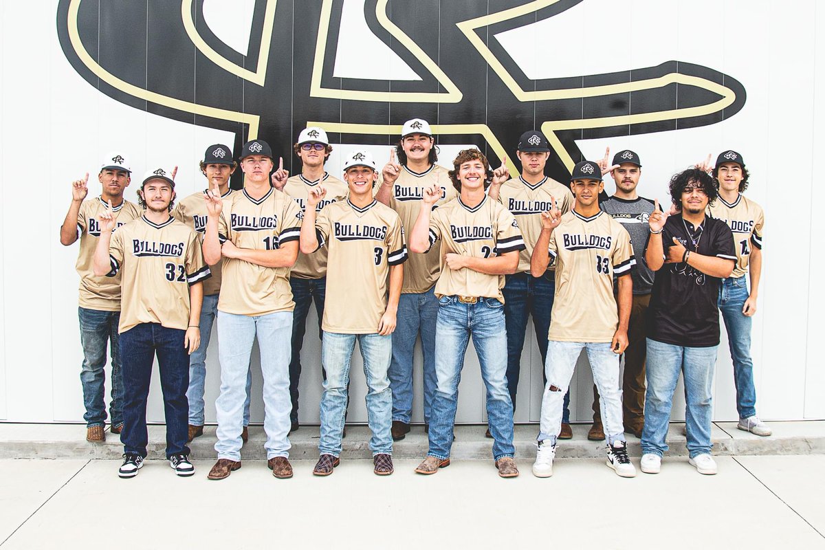 Our Seniors led the Bulldogs to a 4-3 victory over Arlington Lamar today. Thank you, Seniors and parents, for your hard work and dedication to Bulldogs baseball!🖤💛