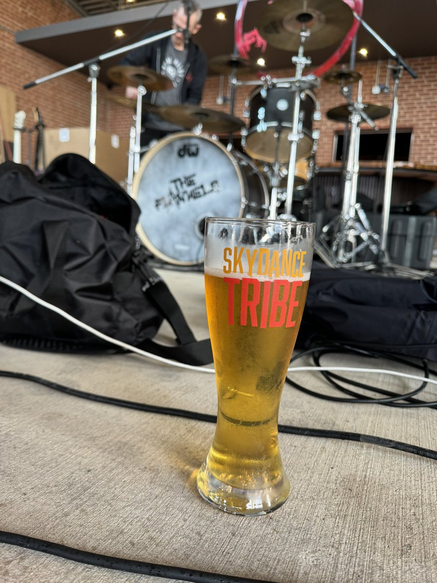 The rain is gone and it’s time for The Flannels! Get out here and grab a cold beer and a taco from Barrios Tacos Y Mas! #90srock #craftbeer