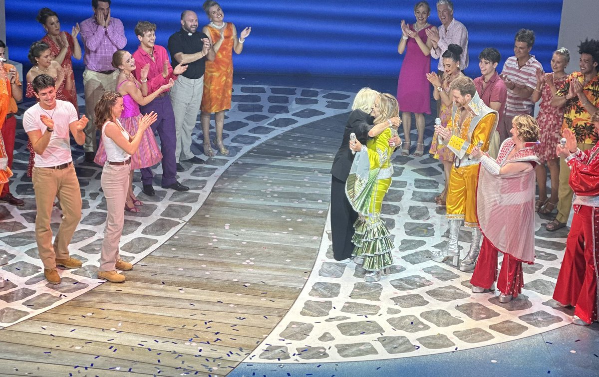 Super Trouper moment as @MammaMiaMusical producer & creative force @Judy_Craymer embraces show’s lead @MsMazzMurray at MM! 25th anniversary performance. These two graciously thanked *everybody* responsible for show’s success. See @DEADLINE interview with Judy.
