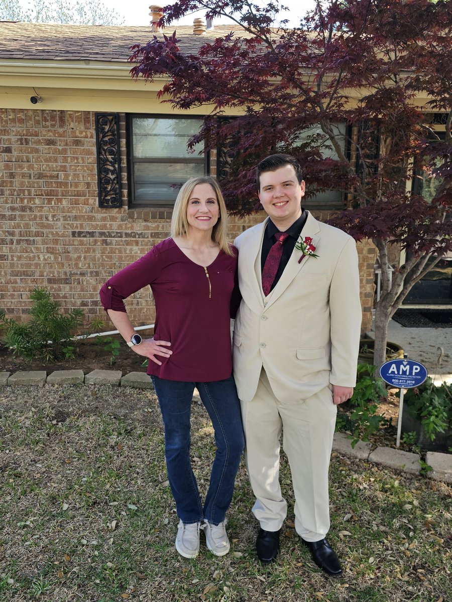HENNAJAMLIN's tweet photo. My baby boy is going to junior prom tonight. 😭 https://t.co/CtNEzyFvWp