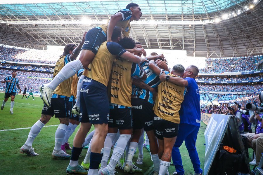 Sete vezes de qualquer coisa é muita coisa. Não é fácil ser campeão. Muito menos por 7 vezes consecutivas. Tanto que o Grêmio só havia conseguido o feito uma única vez na história. Conseguiu de novo. 56 anos depois. O Hepta atual tem a marca de Renato Portaluppi, o maior ser…