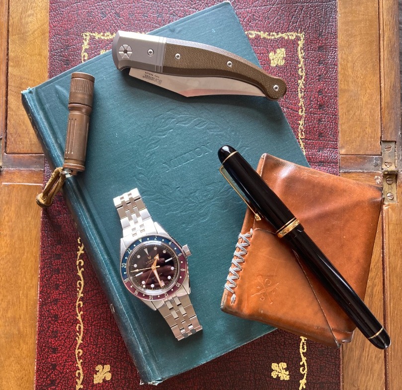 Take a lesson from this professor's loadout: here's one way you can build a compact and practical kit with a reliable write-slice-light configuration, a classy vintage vibe, and modern functionality. bit.ly/3xj66F4