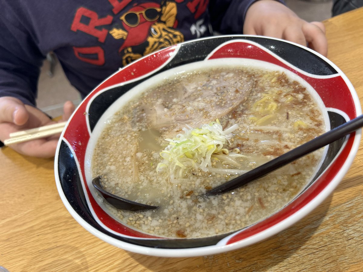 ｵﾊｻﾞﾏｽ( ´ ꒳ ` )ﾉ 本日伊藤ストアーは【定休日】です 中の人が昨日紋別で食べたラーメンを 置いておきます🍜 みなさま良い休日をお過ごしください😊 #オホーツクTwitter会 #北見市 #伊藤ストアー #定休日 #月曜はコマイらしい