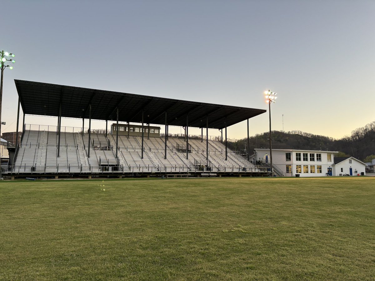 Lights are on at the River Bank for Belfry’s Noah Cross. Please keep his family, friends, and his Belfry brothers in your thoughts and prayers! <a href="/BreathittCoach/">Kyle Moore</a>  @CaseyAl62171239  <a href="/jdc_combs/">Justin Combs</a> <a href="/mjholcomb24/">Mike Holcomb</a>