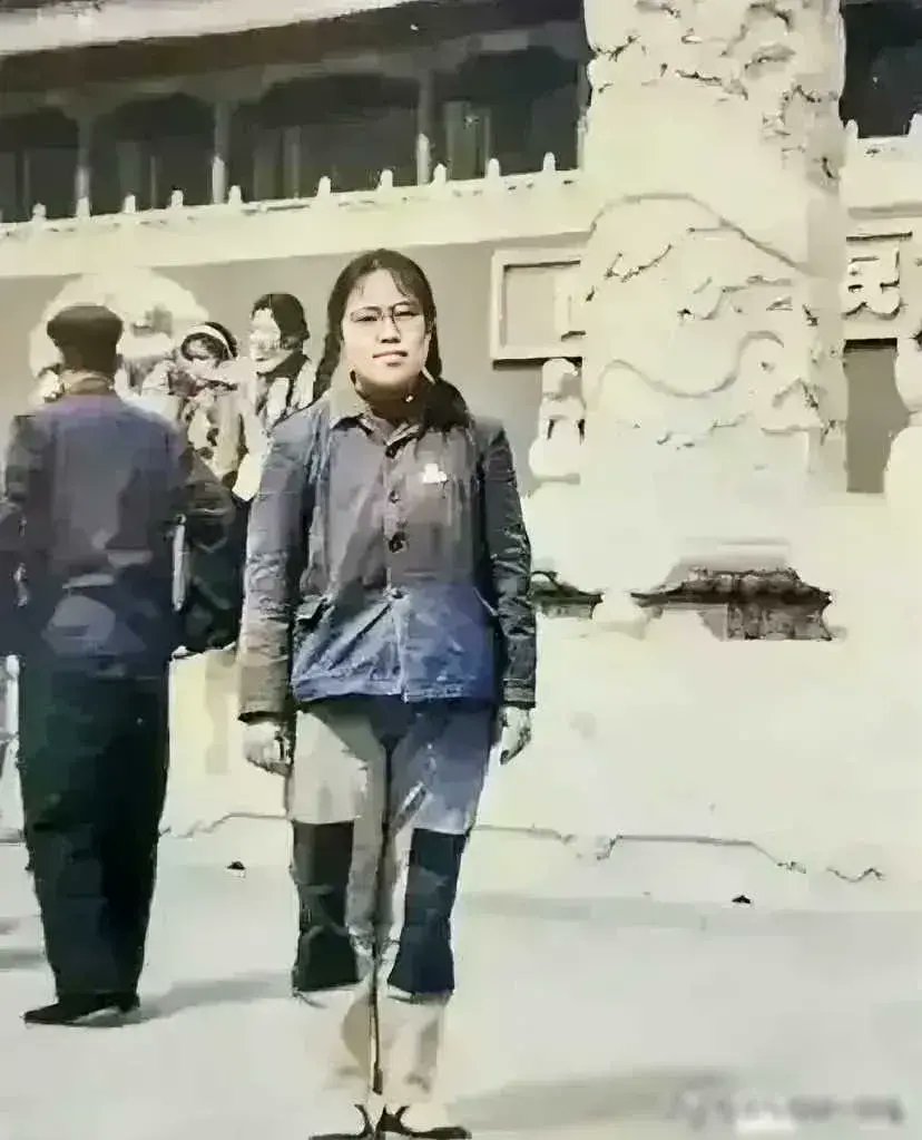 1965年，北京某大学的一位女学生在天安门前留影，她的着装代表着那个时代。"新三年，旧三年，缝缝补补又三年"。