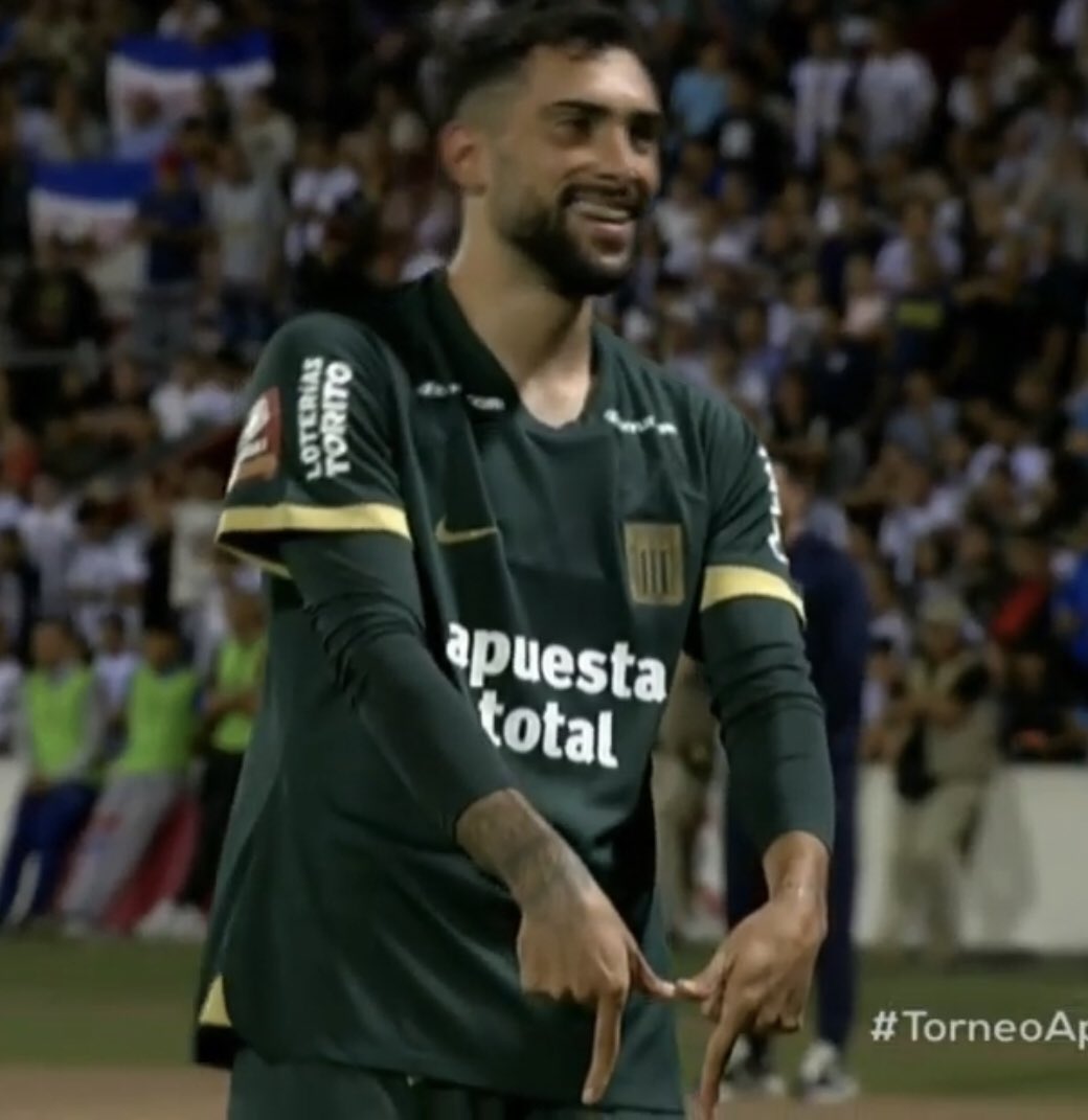 Hace unos días el Tunche Rivera le deseaba lo mejor a Alianza Lima en la Copa Libertadores, hoy un jugador de este equipo hace un gol y lo celebra así, en un partido que no tiene nada que ver con Universitario.

Sin duda el TraUma fue muy fuerte, ojalá algún día se repongan...