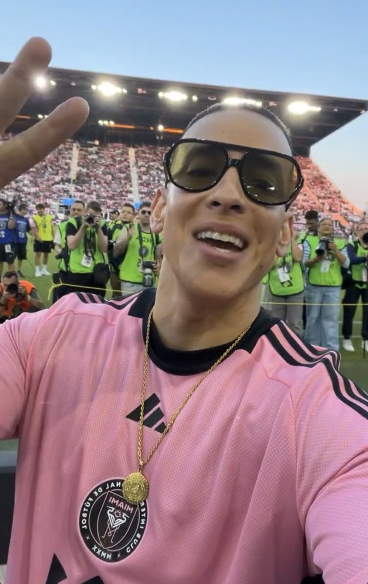 Daddy Yankee en el Chase Stadium luciendo la camiseta del 10! ⚽👽

#Messi #DaddyYankee #InterMiami