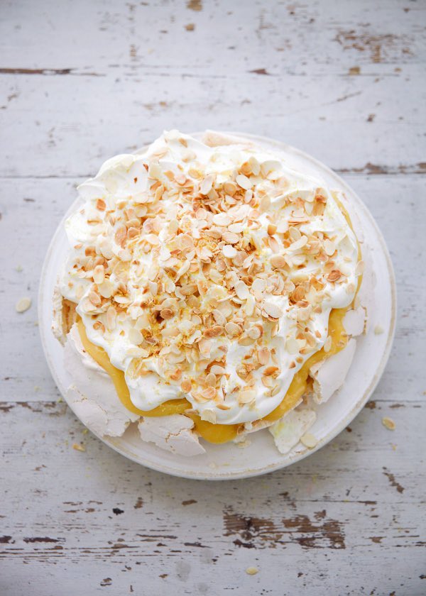 Crisp-edged, marshmallow-bellied meringue topped with sharp citrus curd, a cloud of whipped cream and toasted flaked almonds: #RecipeOfTheDay is Lemon Pavlova. I couldn’t love it more! nigella.com/recipes/lemon-…