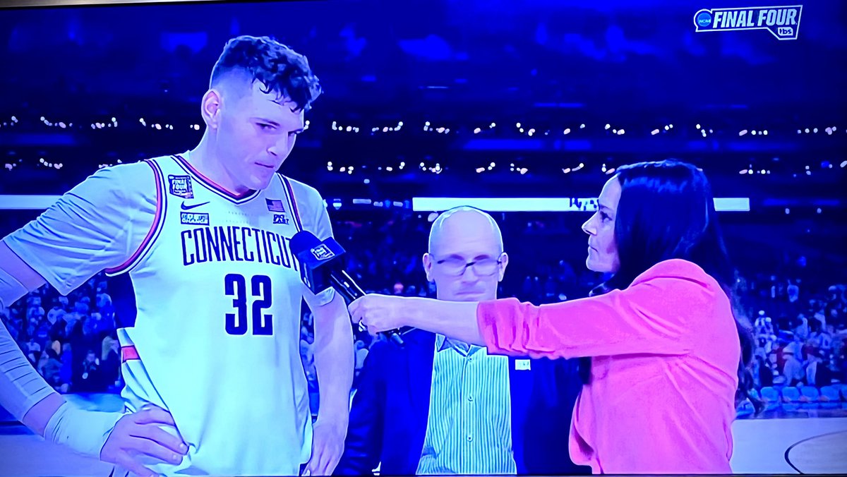 I’d like to formally (and playfully) voice my opposition to this visual. Tracy Wolfson’s left arm is more than capable of extending to reach tall people’s mouths for postgame interviews. Do we reeeeeeealy need to put her on a box and make her taller than Dan Hurley? 😉