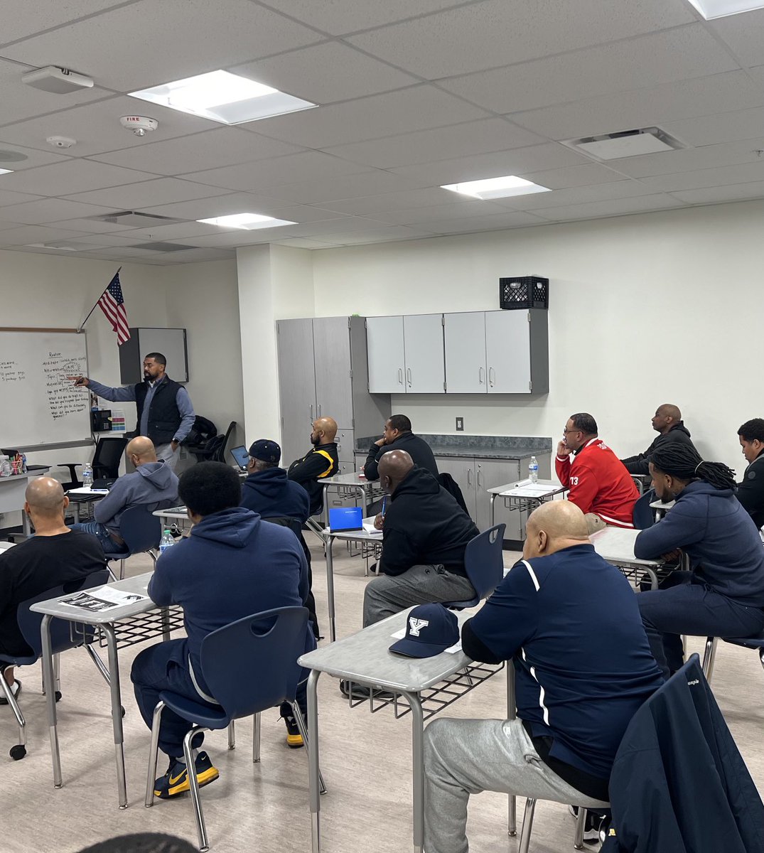 ⁦⁩ @CoachAlexGray⁩ thanks for presenting at the 3rd Annual AAFCA Coaches Clinic this year….great young Black Coach….⁦@JCUFootball⁩ ⁦@OHAthleticConf⁩