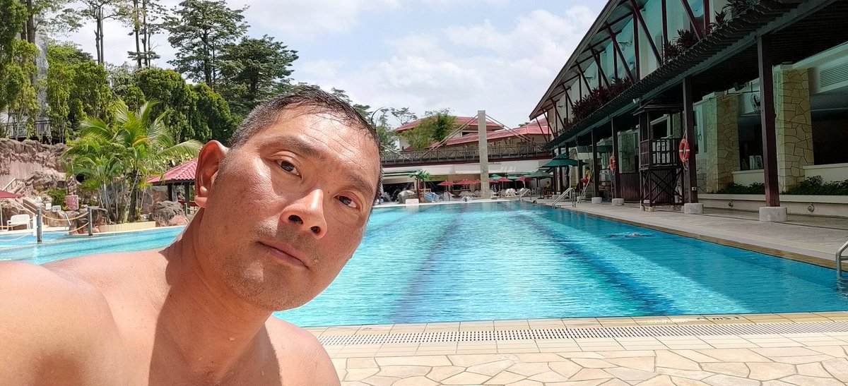 Michaelbarryhe1's tweet photo. 因肩傷一直沒好轉所以很勉強的游完2公里（40圈）。
星期天休息。星期一再繼續。 https://t.co/4a2z0qQhY8