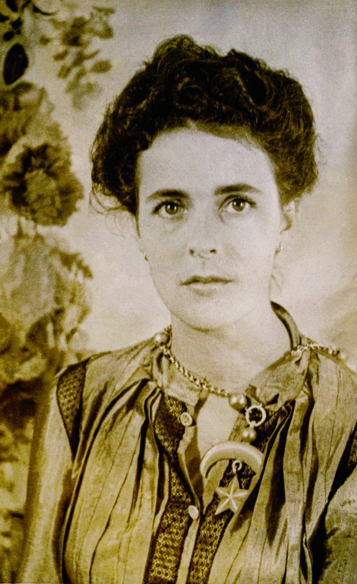 The great Surrealist painter Leonora Carrington, born on this day in Clayton Green, Clayton-le-Woods United Kingdom, 1917.
#LeonoraCarrington   #BOTD 

📷Leonora Carrington in Mexico
(Collection of West Dean College of Arts and Conservation)