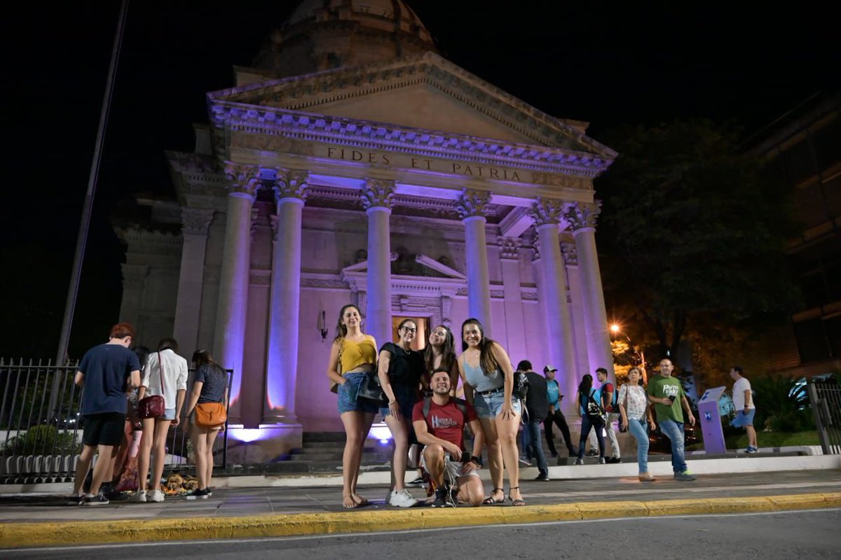 ¡Que gran sábado estamos viviendo en esta primera edición de la #FeriaPalmear! 🥳 Me llena el corazón de alegría ver a tantas familias reunidas en nuestro Centro Histórico de Asunción 🤩 ¡Música, gastronomía y mucho más hasta las 23:00! ¡Te esperamos!