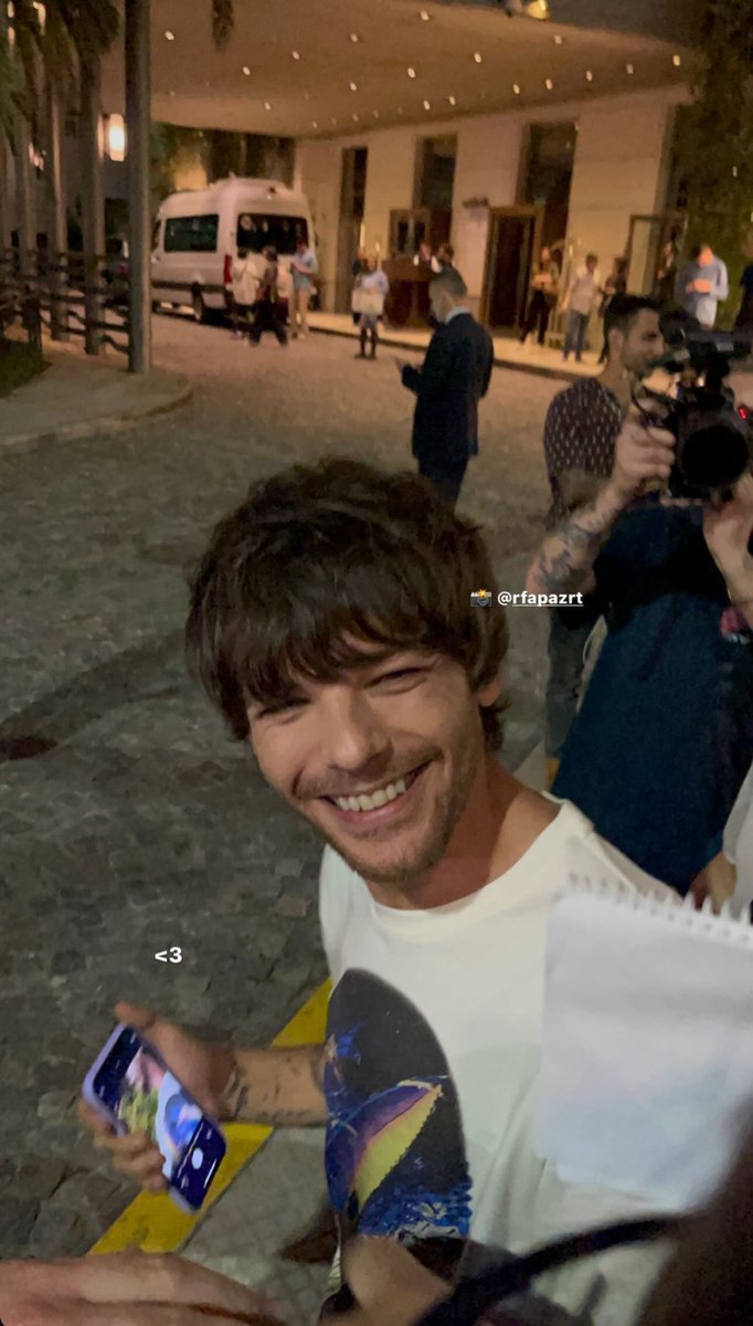 Smiley Louis with fans in Argentina today🩷 📸: rafitaa_aa