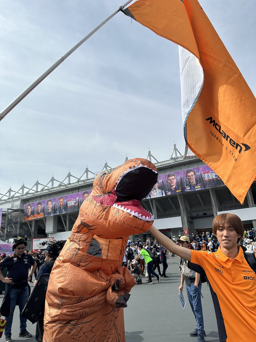 McLaren大集合始まるよ〜！！！
こっから11:30ごろまでやります！
自由参加です！！

一緒に写真撮りましょ！
目印は旗と恐竜が目印です！！！

#日本マクラーレン軍団 
#f1JapaneseGP 
#Fanslikenoother 
#JapaneseMCLfan 
#f1jp #McLaren