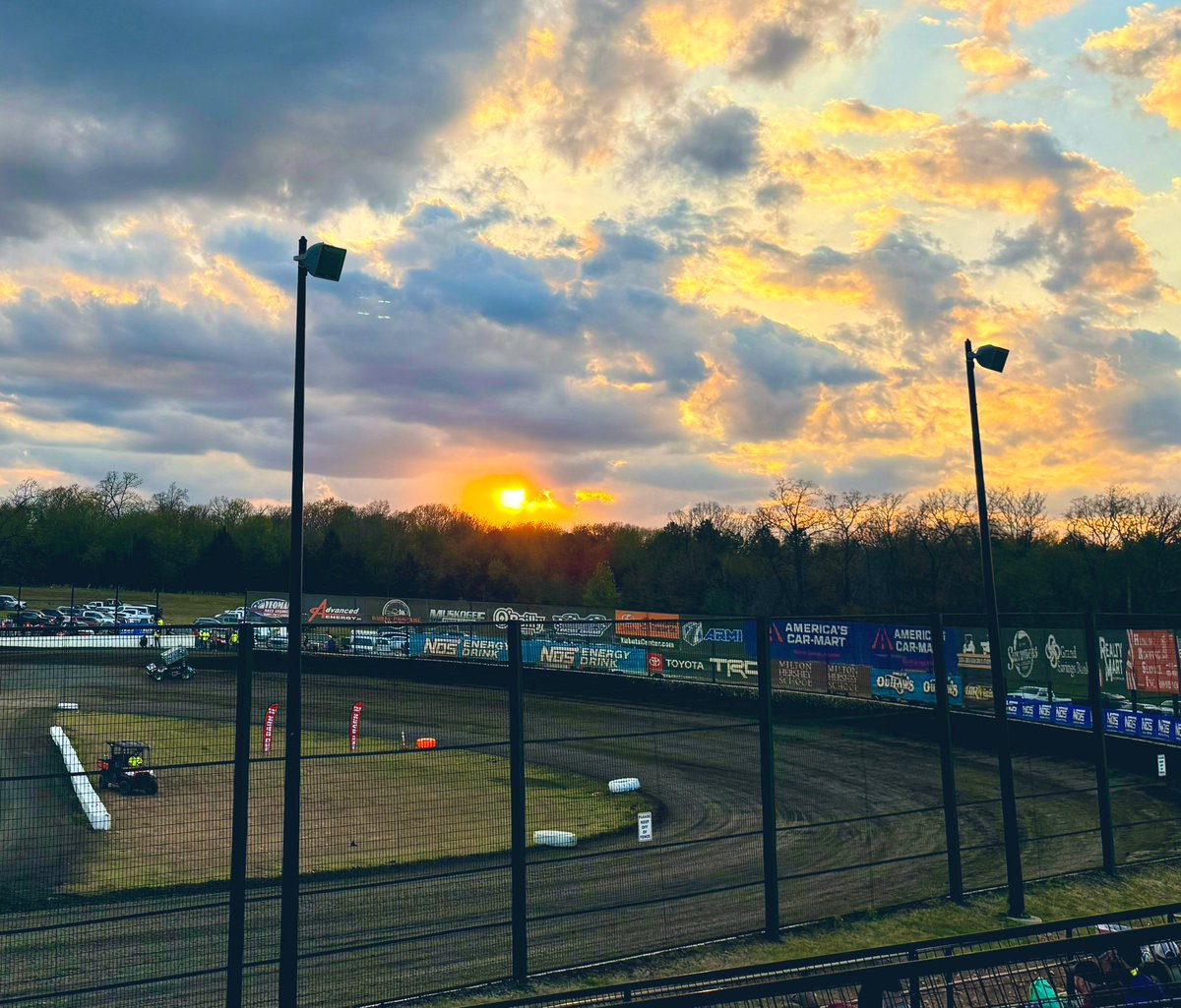 Arrowhead Speedway outside of Colcord, OK… sprintcars and sunsets… @myrick29 @redtarget14 @WorldofOutlaws