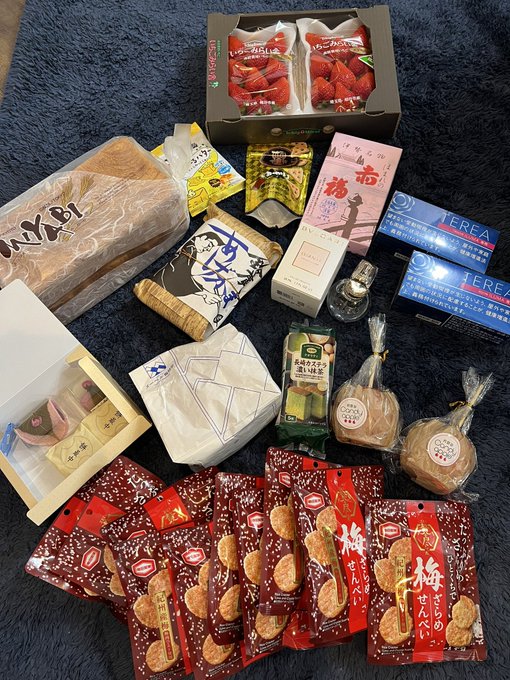 花より団子？ww  昨日は D＋黒木歩e個人撮影会 にご来場頂きありがとうございました✨️ ほぼほぼ満枠で嬉しい限り✨️ お土産もたーーーっくさん✨️ 帰ってほくほく✨️  次は20日です💕 おまちしてますね✨️💕