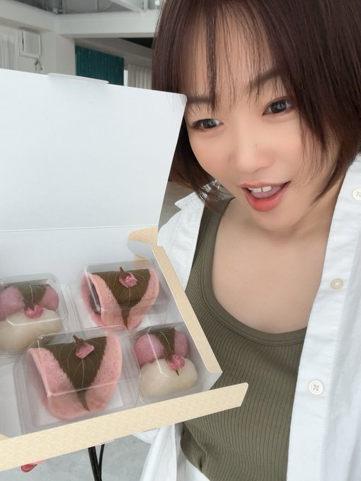 花より団子？ww  昨日は D＋黒木歩e個人撮影会 にご来場頂きありがとうございました✨️ ほぼほぼ満枠で嬉しい限り✨️ お土産もたーーーっくさん✨️ 帰ってほくほく✨️  次は20日です💕 おまちしてますね✨️💕