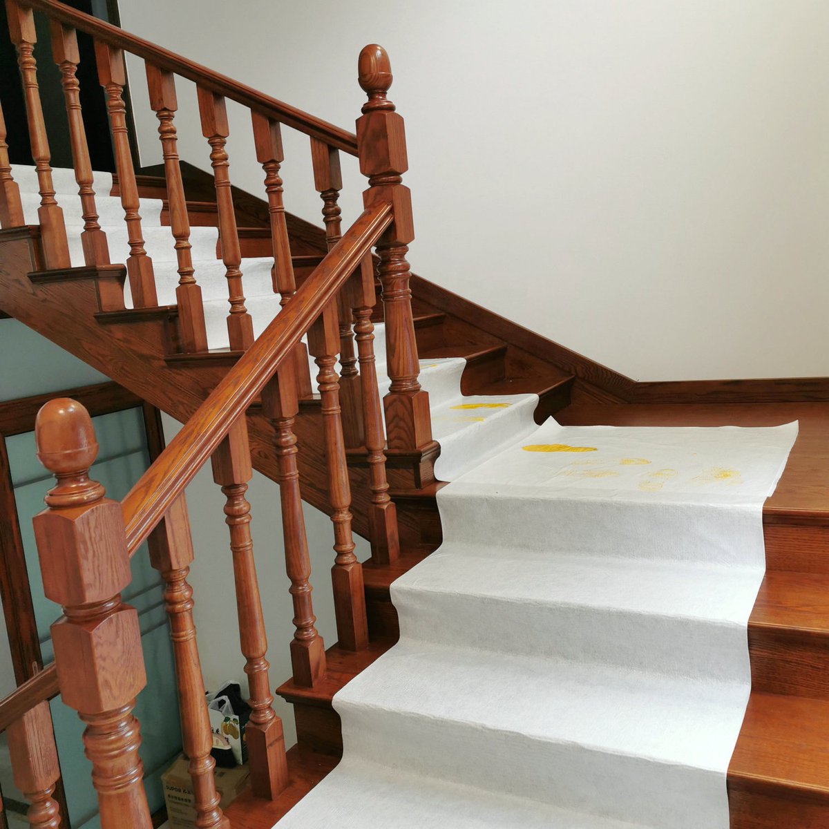 white sticky paint felt
floor protection
waterproof, breathable
logo printing
self adhesive backing surface protection
painting tools