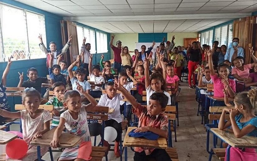 La #Paz en Nicaragua se refleja en la alegría de cientos de miles de chavalas y chavalos que gozan de una educación gratuita y de calidad a nivel de primaria, secundaria, y educación técnica, tecnológica y universitaria #Nicaragua #4519LaPatriaLaRevolucion #Niñez @minednicaragua