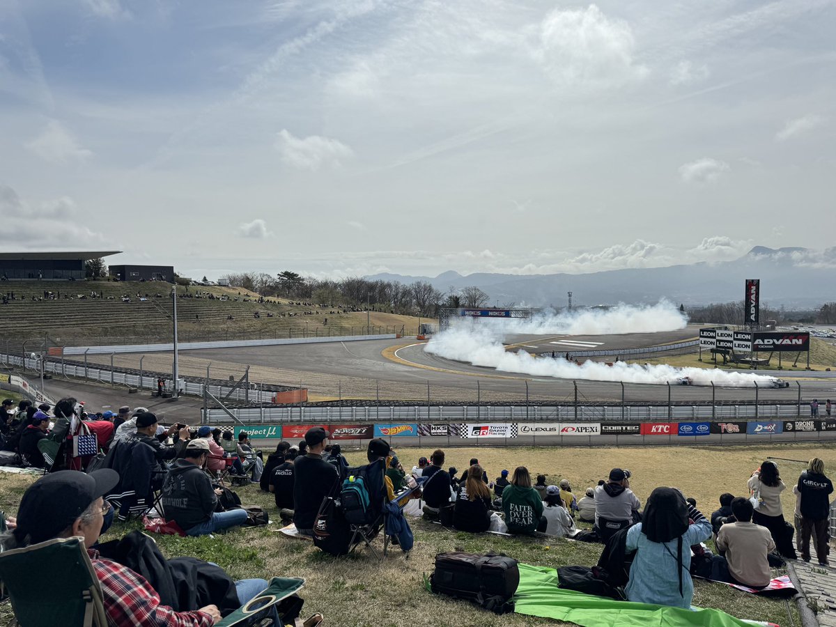 ◤FUJI XTREME DAY 開催中‼︎◢| Formula Drift Japan TOP32追走トーナメント始まってます🔥 その他、場内では様々なイベントもスタート‼️ XTREMEな1日を楽しんじゃおう😆✨ 🔗 wins-again.com/fxd/ #富士スピードウェイ #ドリフト #FDJFUJI #fdjapan #フォーミュラドリフト