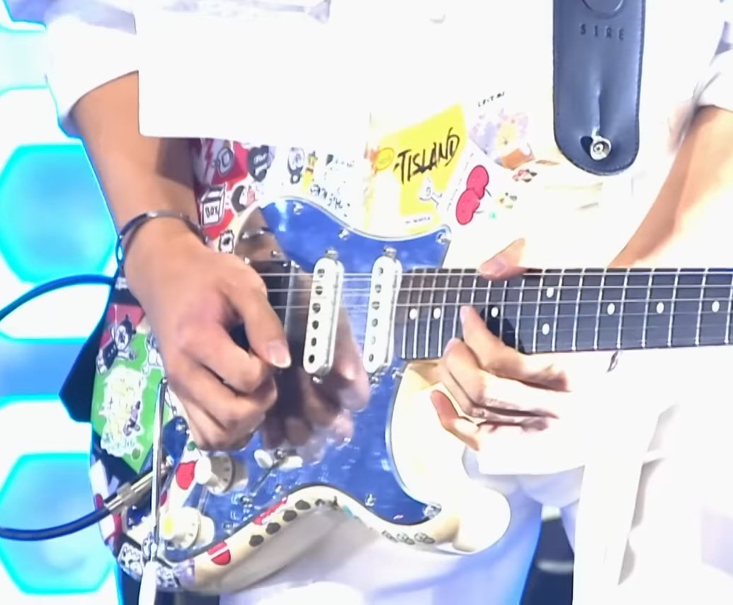 @y0ngaji Guitar bass are kiyoon's collections so he's taking care of them
The amount of stickers hyunyul put on his guitar🤣🤦‍♀️